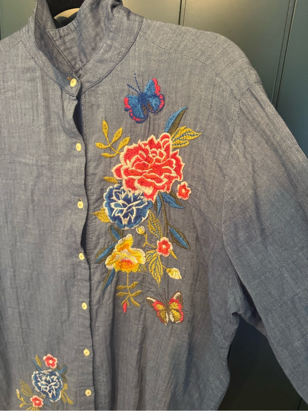 🦜Johnny Was Women’s Embroidered Floral Bird Chambray Button Up - Size L - Picture 4 of 10
